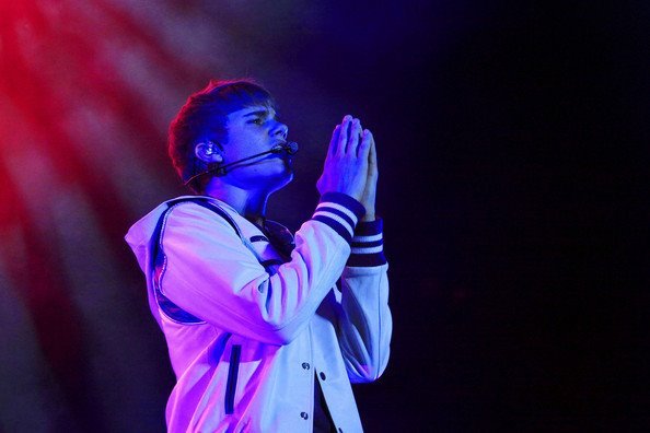319900_259694577405710_1778306391_n - Justin Bieber Live in Brazil