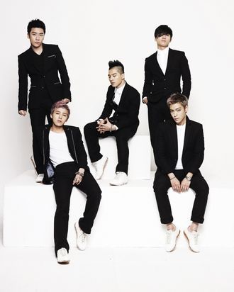 330px-BIGBANG_2011 - BIGBANG