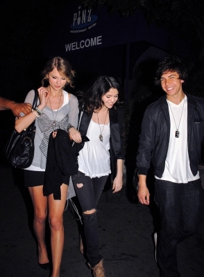 normal_002 - MARCH 23RD - At Pinz Bowling Alley in LA with Taylor Swift