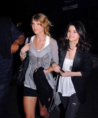 normal_009 - MARCH 23RD - At Pinz Bowling Alley in LA with Taylor Swift