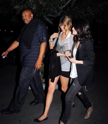 normal_006 - MARCH 23RD - At Pinz Bowling Alley in LA with Taylor Swift