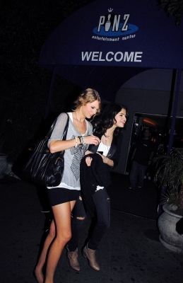 normal_010 - MARCH 23RD - At Pinz Bowling Alley in LA with Taylor Swift