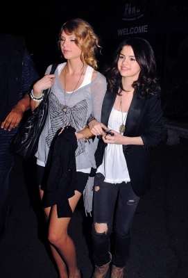 normal_011 - MARCH 23RD - At Pinz Bowling Alley in LA with Taylor Swift