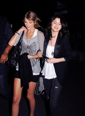 normal_012 - MARCH 23RD - At Pinz Bowling Alley in LA with Taylor Swift