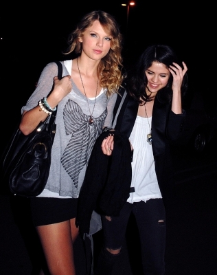 normal_018 - MARCH 23RD - At Pinz Bowling Alley in LA with Taylor Swift