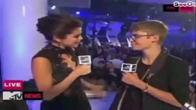 Selena Gomez Interviews Justin Bieber at MTV VMAs 2011 032