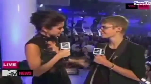 Selena Gomez Interviews Justin Bieber at MTV VMAs 2011 033