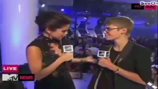 Selena Gomez Interviews Justin Bieber at MTV VMAs 2011 034