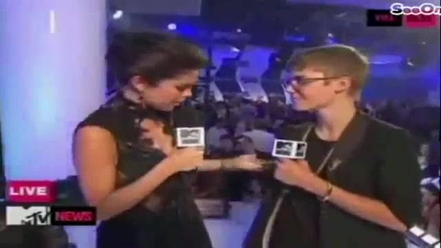 Selena Gomez Interviews Justin Bieber at MTV VMAs 2011 035