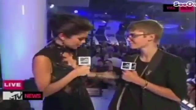 Selena Gomez Interviews Justin Bieber at MTV VMAs 2011 036