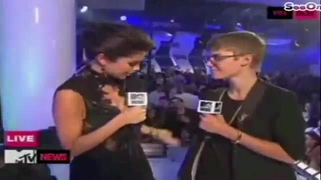 Selena Gomez Interviews Justin Bieber at MTV VMAs 2011 037