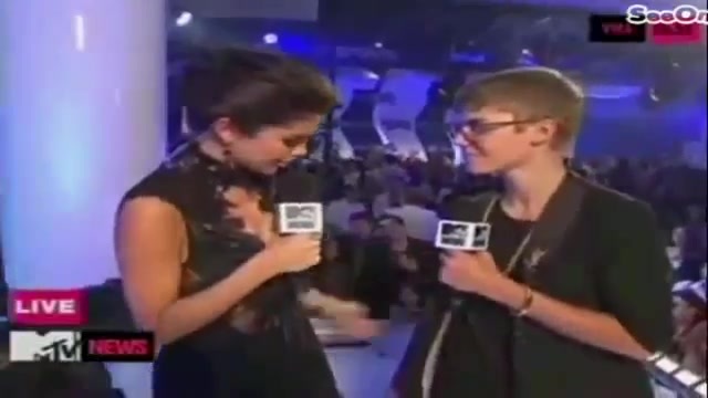 Selena Gomez Interviews Justin Bieber at MTV VMAs 2011 038
