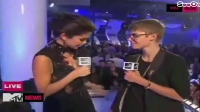 Selena Gomez Interviews Justin Bieber at MTV VMAs 2011 039