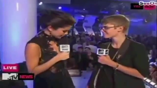 Selena Gomez Interviews Justin Bieber at MTV VMAs 2011 040