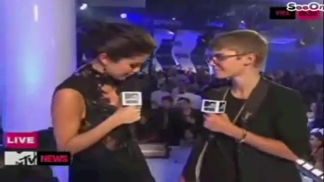 Selena Gomez Interviews Justin Bieber at MTV VMAs 2011 041