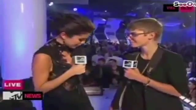Selena Gomez Interviews Justin Bieber at MTV VMAs 2011 042