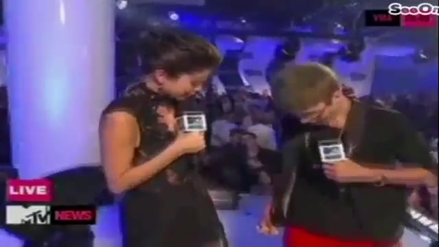 Selena Gomez Interviews Justin Bieber at MTV VMAs 2011 052