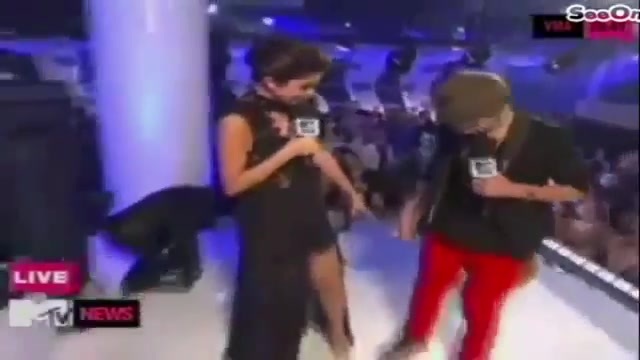 Selena Gomez Interviews Justin Bieber at MTV VMAs 2011 061