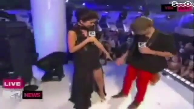 Selena Gomez Interviews Justin Bieber at MTV VMAs 2011 063