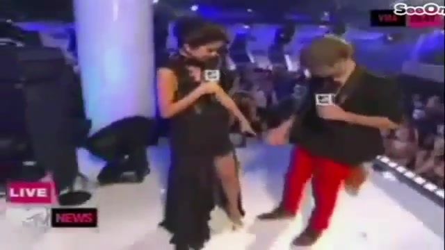 Selena Gomez Interviews Justin Bieber at MTV VMAs 2011 064