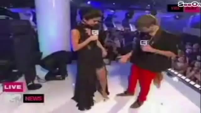 Selena Gomez Interviews Justin Bieber at MTV VMAs 2011 065