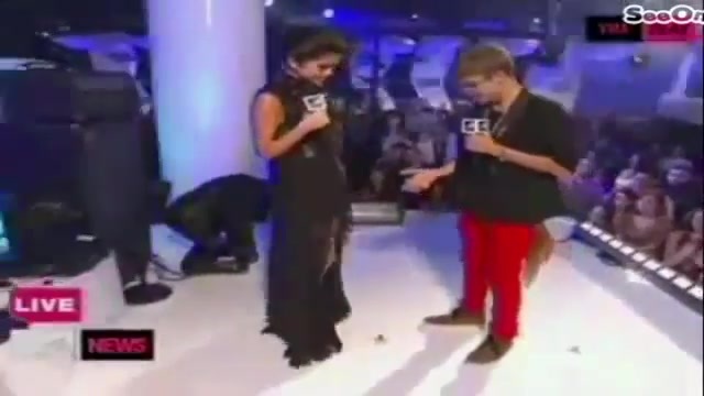 Selena Gomez Interviews Justin Bieber at MTV VMAs 2011 073