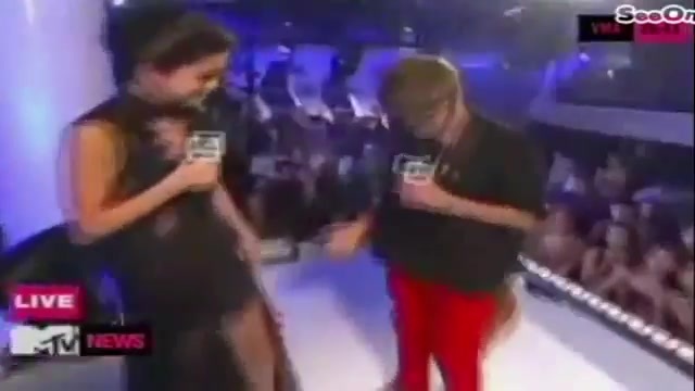 Selena Gomez Interviews Justin Bieber at MTV VMAs 2011 108