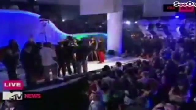 Selena Gomez Interviews Justin Bieber at MTV VMAs 2011 224