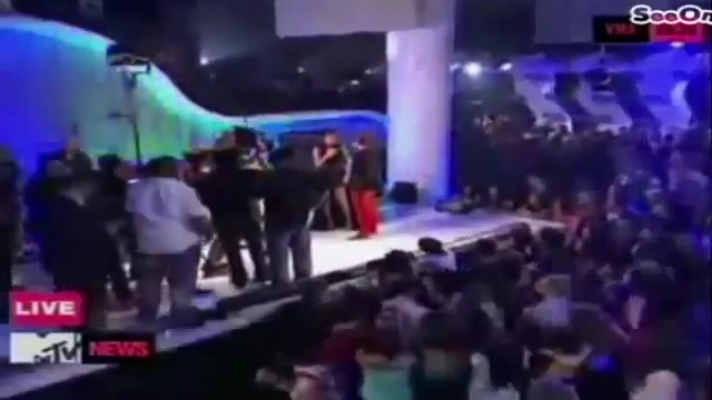 Selena Gomez Interviews Justin Bieber at MTV VMAs 2011 236