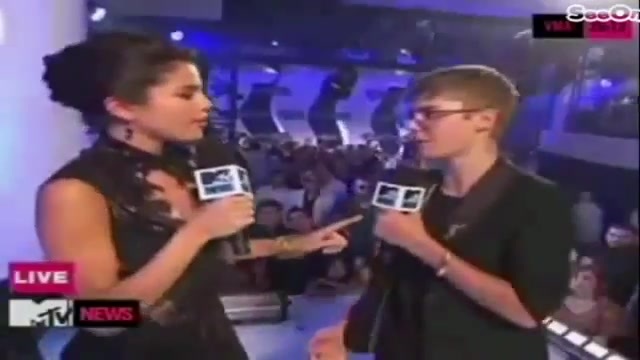 Selena Gomez Interviews Justin Bieber at MTV VMAs 2011 376 - Selena Gomez Interviews Justin Bieber at MTV VMAs 2011