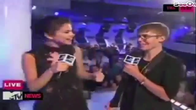 Selena Gomez Interviews Justin Bieber at MTV VMAs 2011 421 - Selena Gomez Interviews Justin Bieber at MTV VMAs 2011