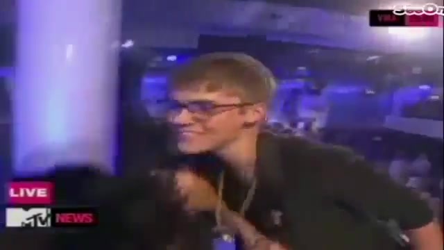 Selena Gomez Interviews Justin Bieber at MTV VMAs 2011 493 - Selena Gomez Interviews Justin Bieber at MTV VMAs 2011