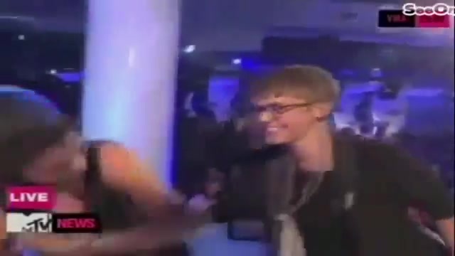 Selena Gomez Interviews Justin Bieber at MTV VMAs 2011 498 - Selena Gomez Interviews Justin Bieber at MTV VMAs 2011