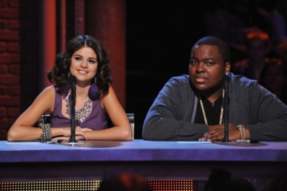 normal_celebrity-judges-Selena-Gomez-Sean-Kingston-lg - 01 October - Make Your Mark - Shake It Up Edition