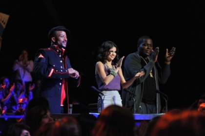 normal_celebrity-judges-Selena-Gomez-Sean-Kingston-Rosero-McCoy-lg - 01 October - Make Your Mark - Shake It Up Edition