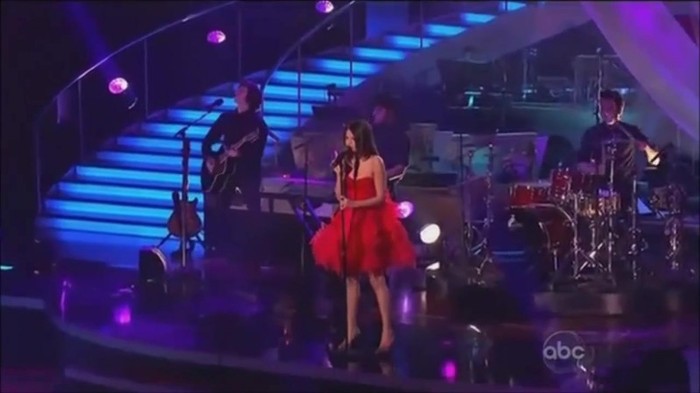 WS live-dancing 052 - Selena Gomez live Who Says and dancing
