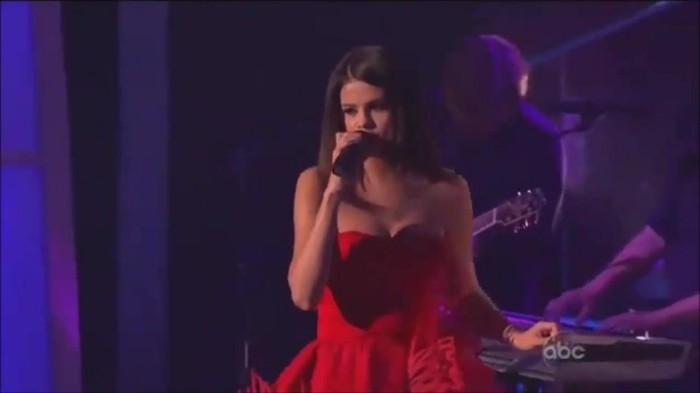 WS live-dancing 232 - Selena Gomez live Who Says and dancing