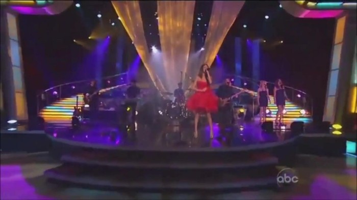 WS live-dancing 305 - Selena Gomez live Who Says and dancing