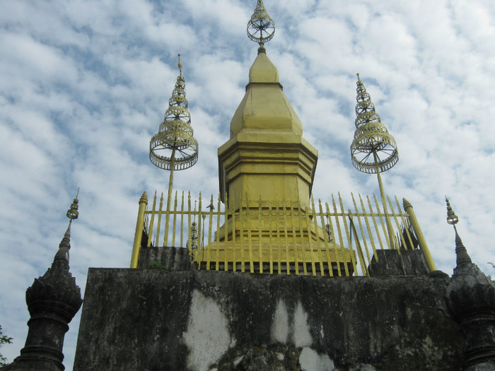 Templul Wat Senaram; Se afla pe varful colinei Phou Si dupa ce urci cele 328 trepte
