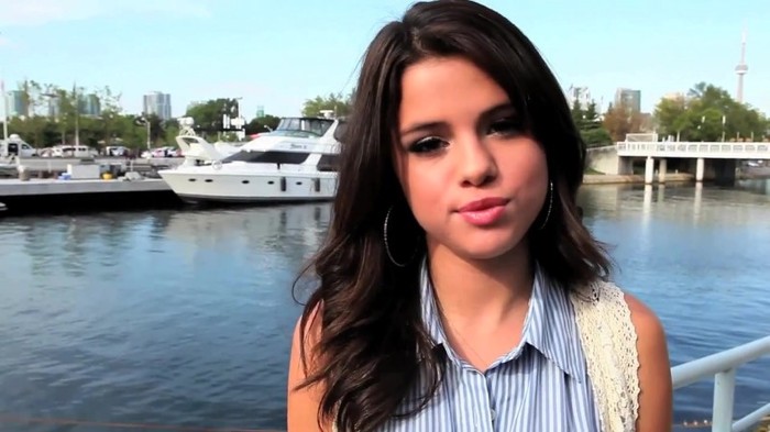 000 095 - Selena Gomez We Own The Night The Voice