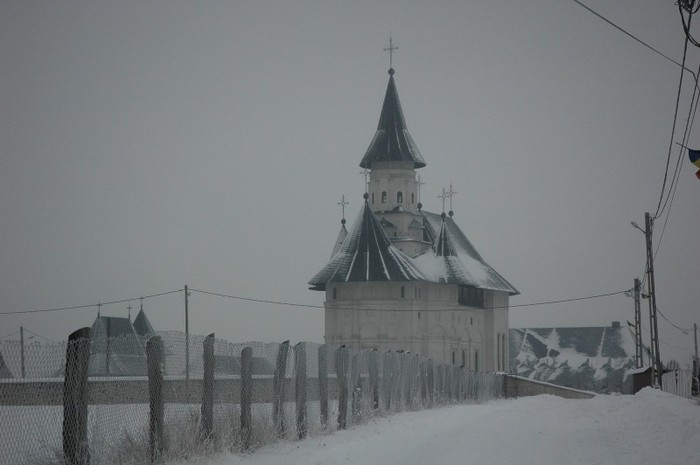 manastirea  Hadimbu - A sosit iarna la Iasi 2012