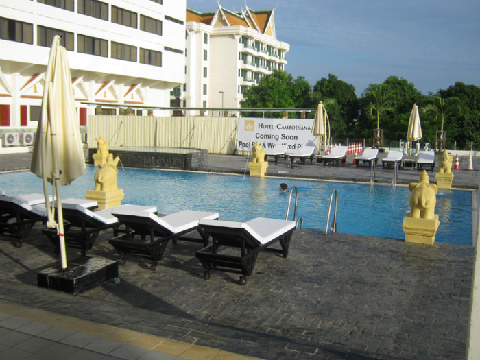 Hotel Cambodiana - terasa cu piscina