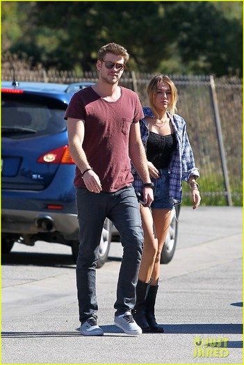 miley-cyrus-liam-hemsworth-studio-cafe-couple-04 - miley 2012