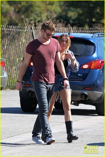 miley-cyrus-liam-hemsworth-studio-cafe-couple-08 - miley 2012