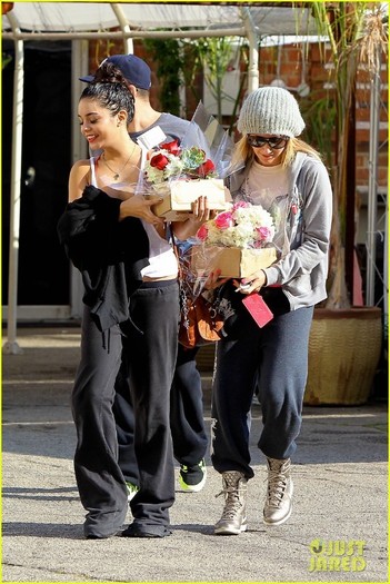 vanessa-hudgens-austin-butler-journey-2-premiere-05 - Vanessa Hudgens 2012