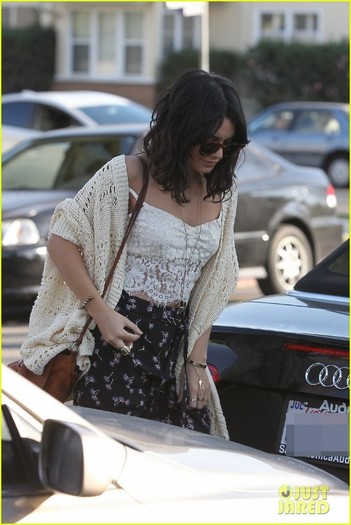 vanessa-hudgens-visits-mom-01