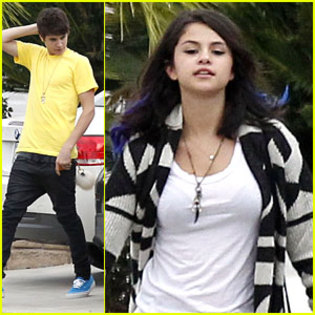 selena-gomez-justin-bieber-football - Selena Gomez and Justin Bieber Football Fans