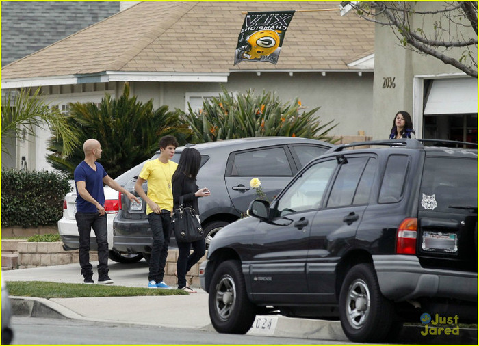 selena-gomez-justin-bieber-football-07