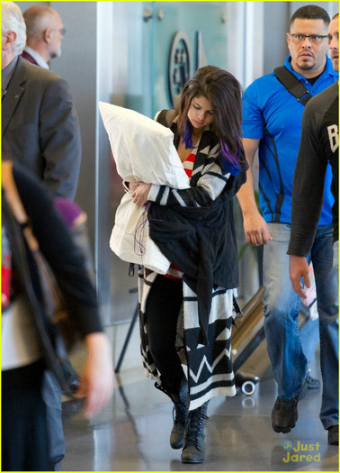 selena-gomez-pillow-lax-01