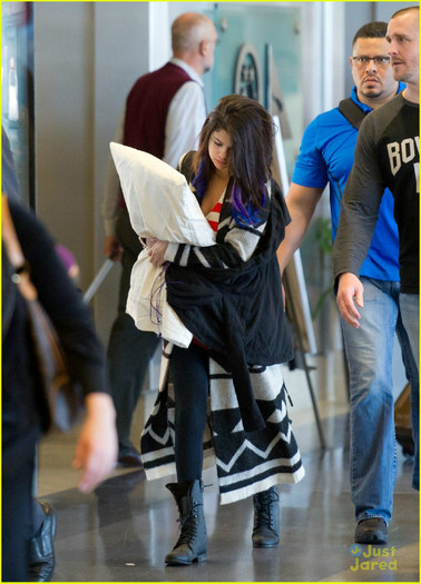 selena-gomez-pillow-lax-03